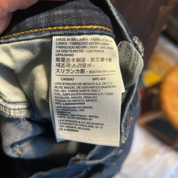 Levi’s 312 Shaping Slim Jeans - Picture 6 of 7